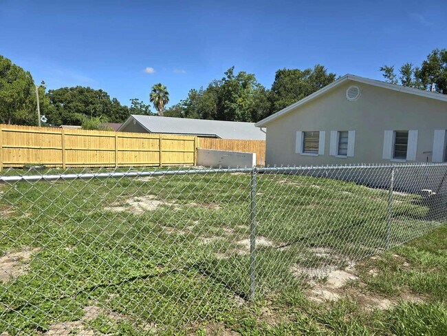 Building Photo - NEWLY RENOVATED 3 Bedroom 1.5 Bath now for...