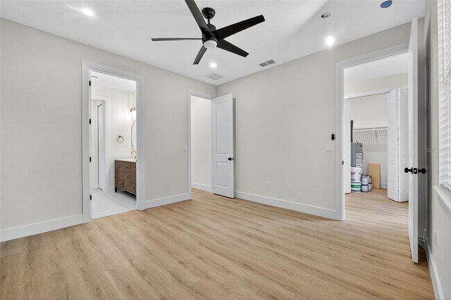 Building Photo - 1515 E Knollwood St