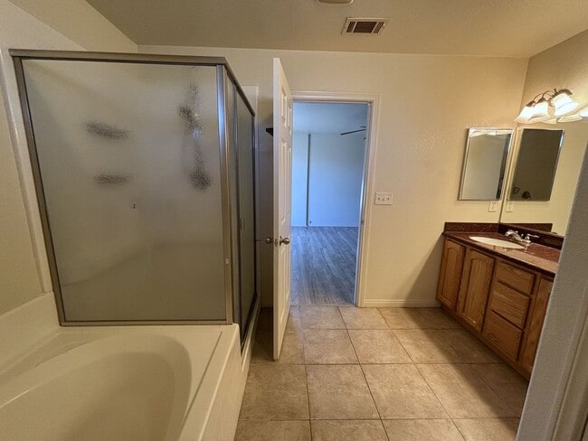 Building Photo - Spacoius Home Available Now!