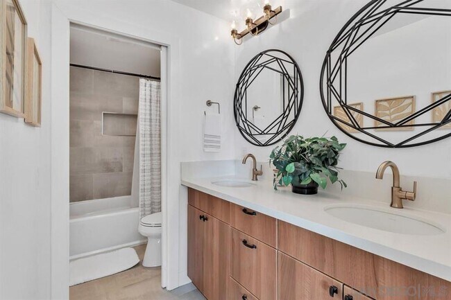 Building Photo - Stunning Condo on the Bay
