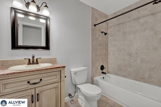 Building Photo - Charming & Light-Filled 3 Bed/2 Bath Home ...