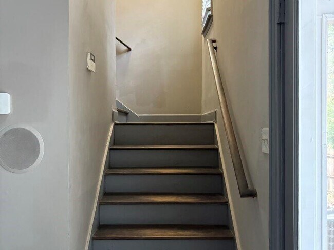 Building Photo - 1562 Linksview Close