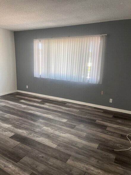 Building Photo - 720 E Fairview Blvd