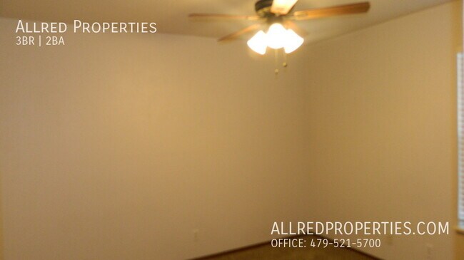 Building Photo - 822 N Daisy Ln