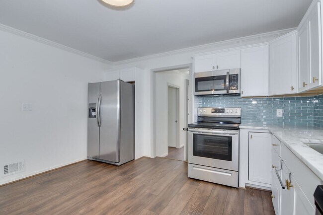 Building Photo - Southern Charm Brick Ranch Home