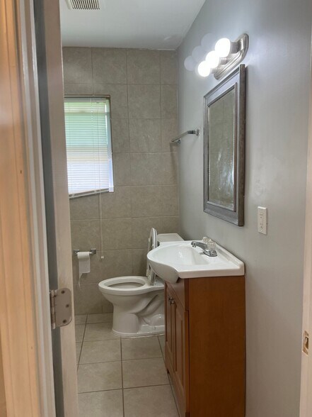 Building Photo - 305 W Oak St