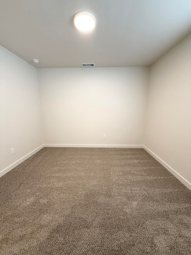 Building Photo - 1615 N Clinton Ave