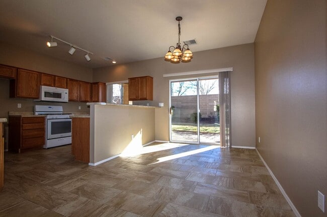 Building Photo - Quailwood Move In Special