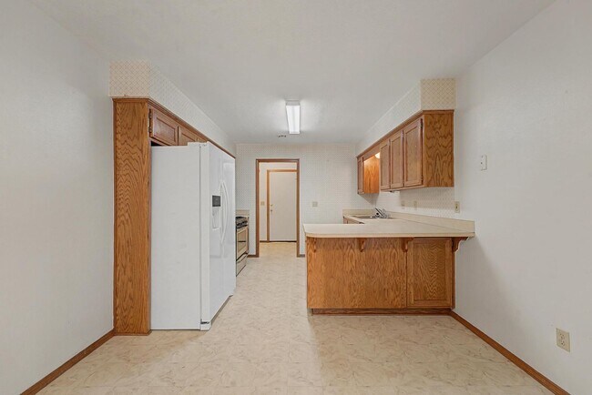 Building Photo - Welcome to this charming 2-bedroom, 2-bathroom home