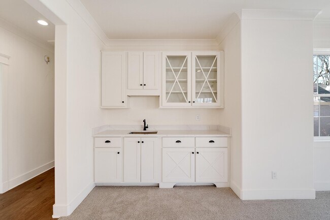 Building Photo - 1117 E Irvin Dr