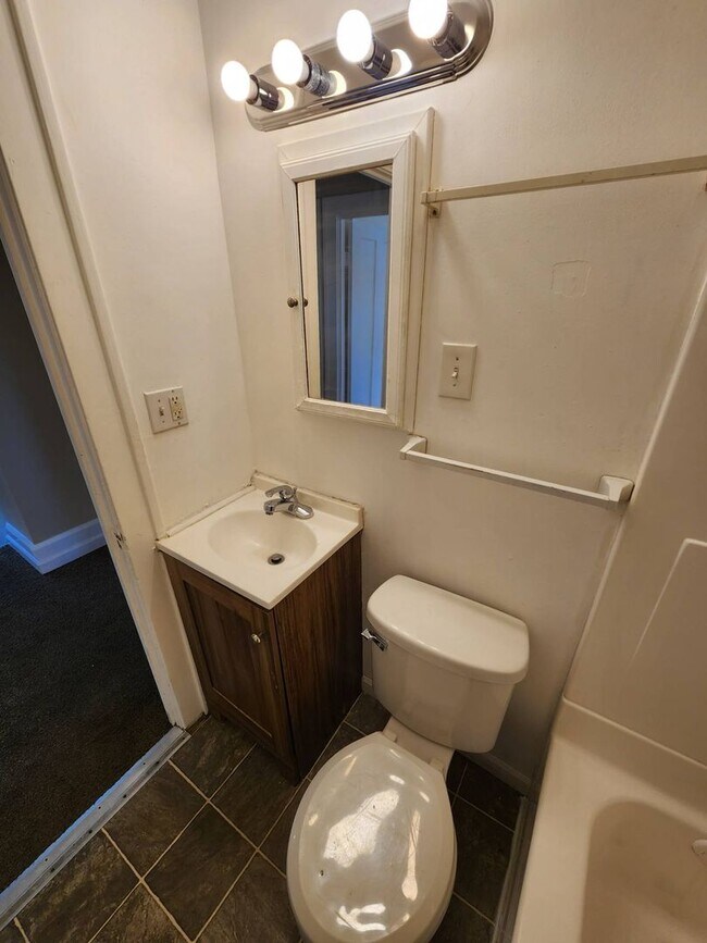 Building Photo - Charming 3-Bedroom Property In Prime location