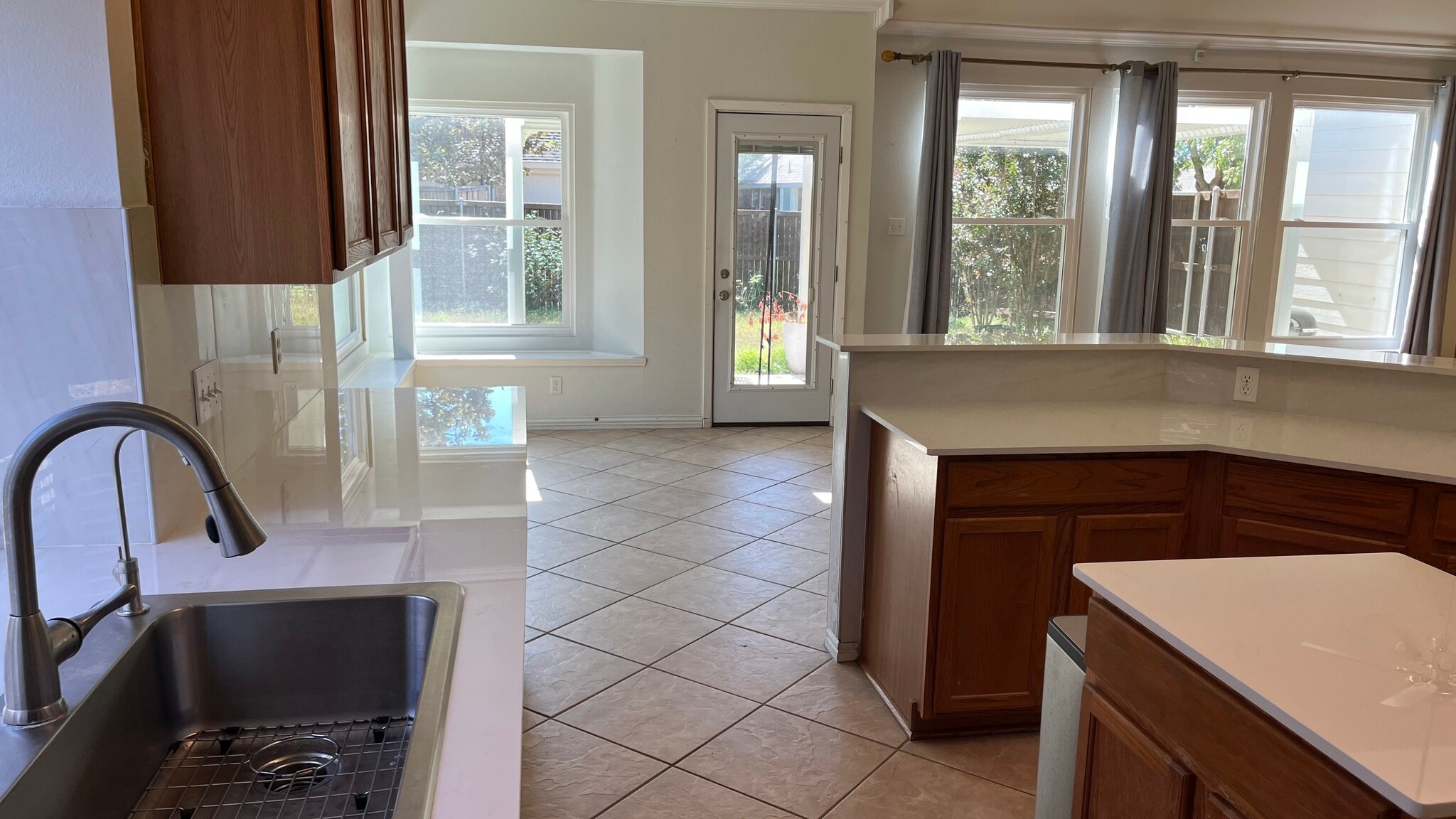 Building Photo - 1324 Hillcrest Dr