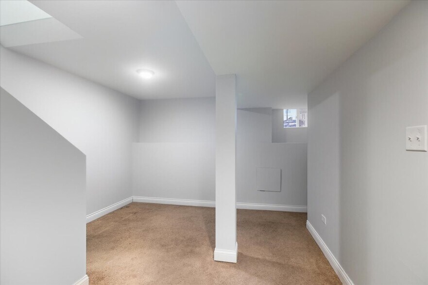 Building Photo - 2341 W Montana St