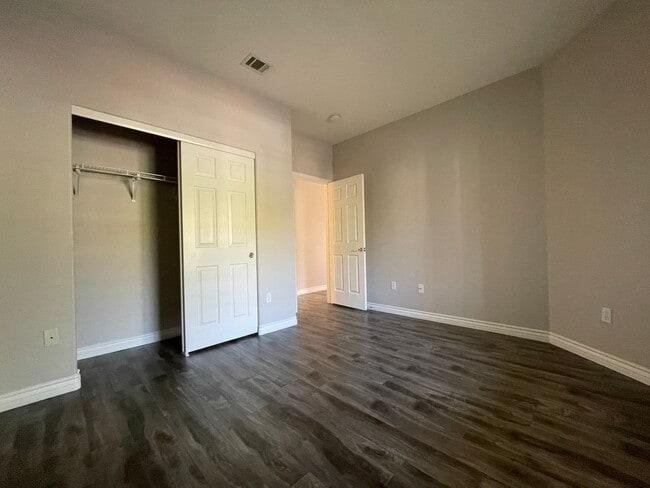 Building Photo - 2 Bedroom Summerlin Condo - Gated community