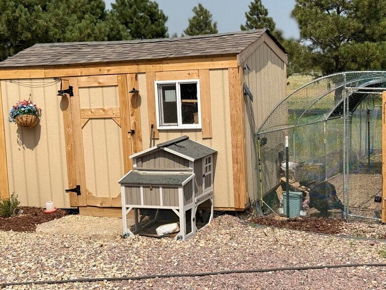 Chicken coop - 18350 Cumbres Rd