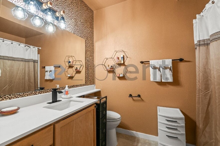 Building Photo - Unit E201