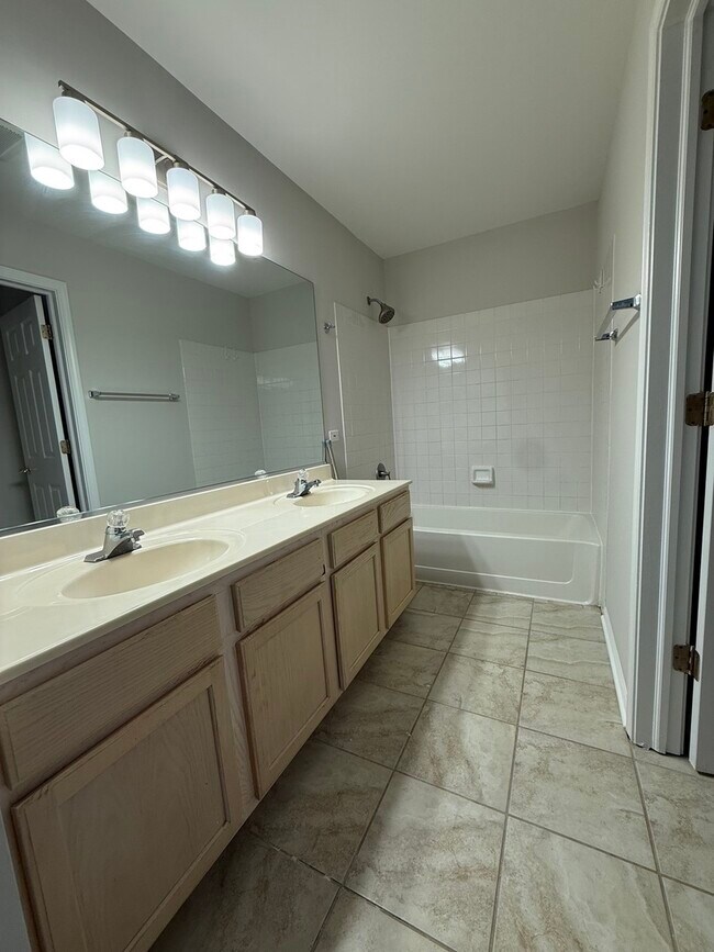 Building Photo - 2442 Madiera Ln