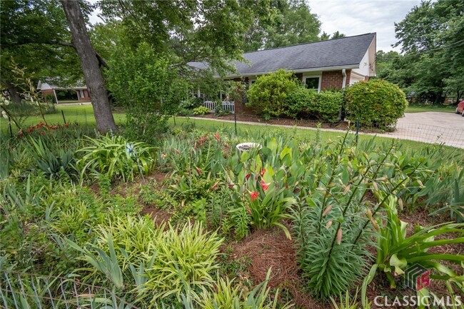 Building Photo - 1500 Crooked Creek Rd