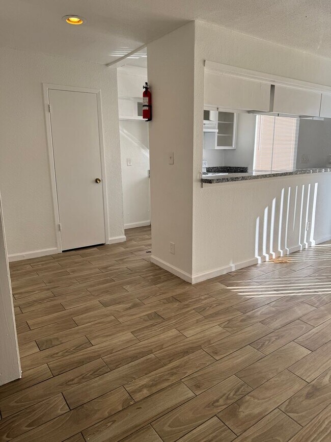 Building Photo - 3 bed, 2 bath, second floor condo