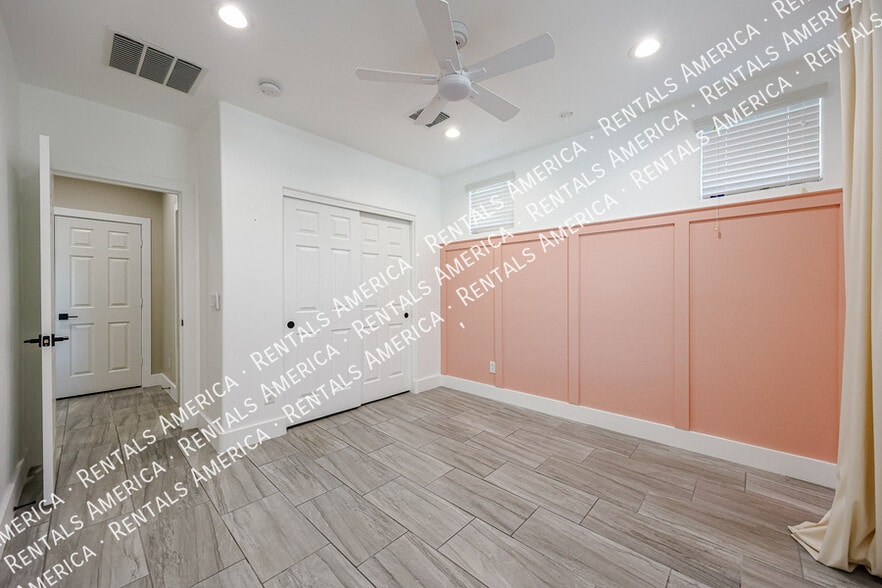 Building Photo - 7855 W Rock Springs Dr