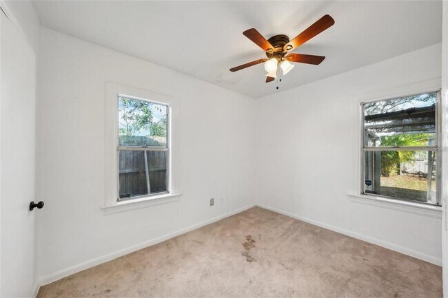 Building Photo - 3915 N Ola Ave