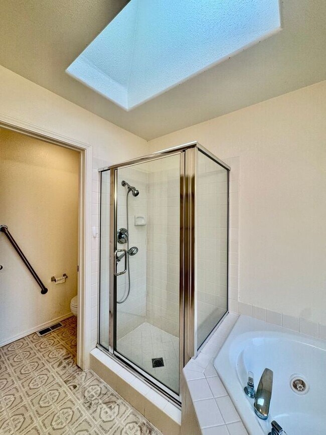 Building Photo - Spacious 3 Bed + Office | 3 Bath | 3-Car G...