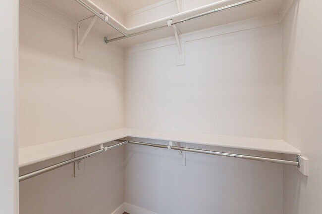 Building Photo - 6041 E Valley Way