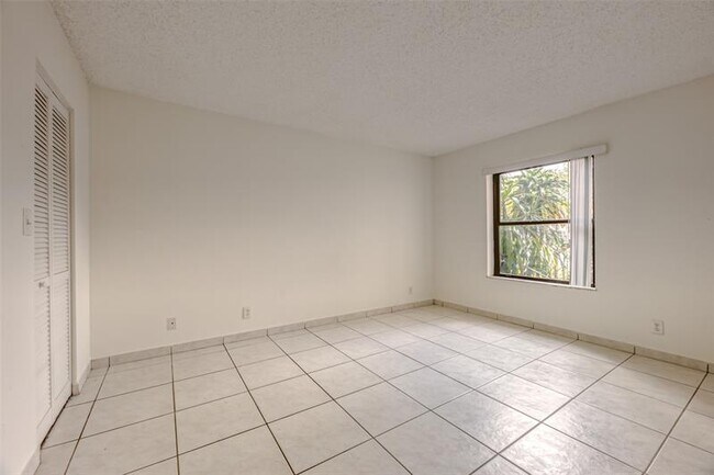 Building Photo - 9818 Nob Hill Ct