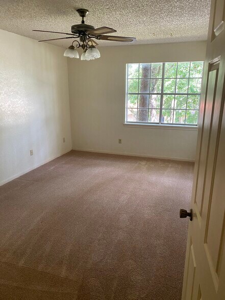 1st bedroom - 827 Cliffside Dr