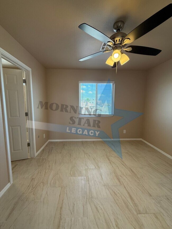 Building Photo - Like NEW! Location & Quality!