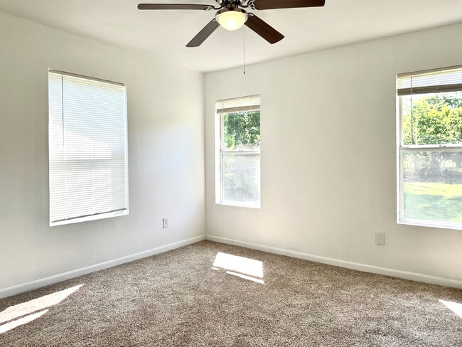 Building Photo - 112 Oakwood Dr