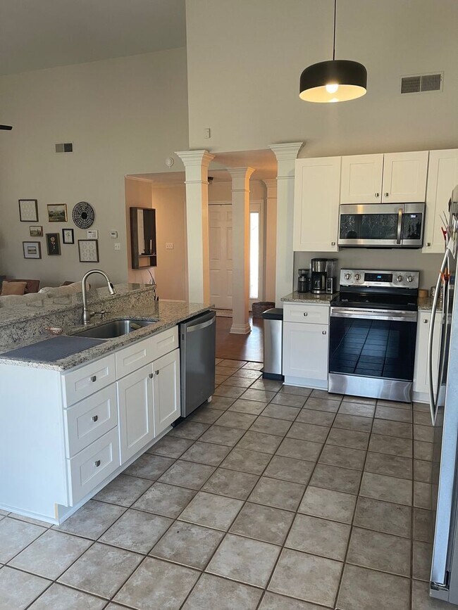 Building Photo - Eastside Three Bedroom Available for Rent July 2026