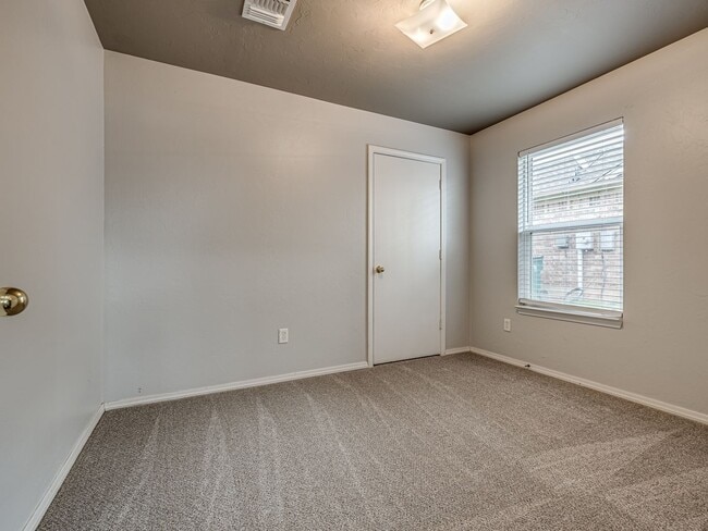 Building Photo - Charming Home in Edmond + Edmond Schools