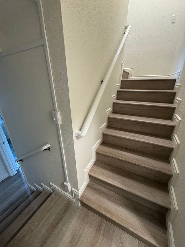 Building Photo - 5 Bedroom, 3.5 Bath, Beautiful 1,856 SQ FT...