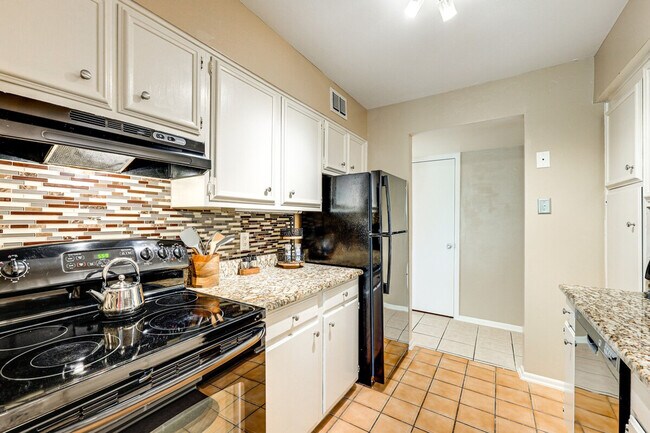 Building Photo - 8702 Village Dr