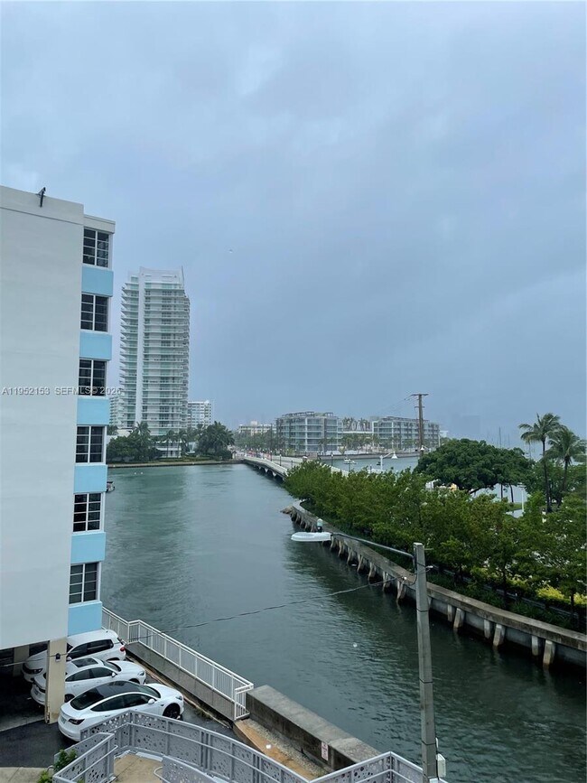 Building Photo - 1674 Bay Rd