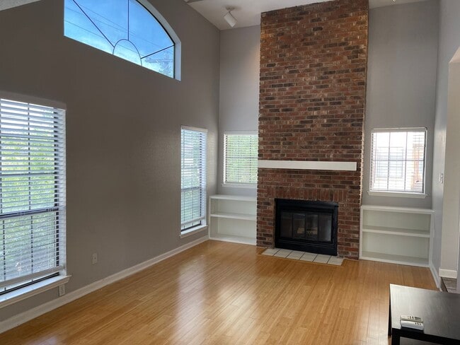 Building Photo - 2/2 with a Loft!