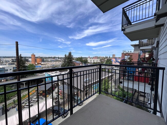 Building Photo - 1 Bed, 1 Bath Condo with Bellingham Bay View and parking garage