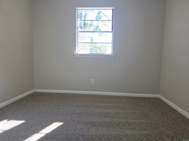 Building Photo - 408 Lindenhurst Dr