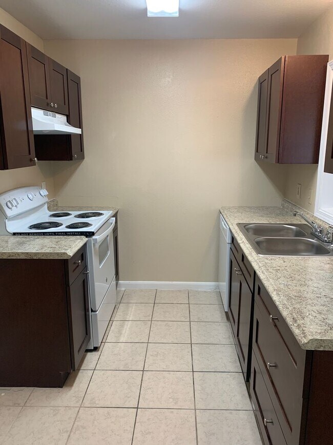 Building Photo - Newly refreshed spacious 2bedrooms,2 baths duplex in Eagle Lake, TX.
