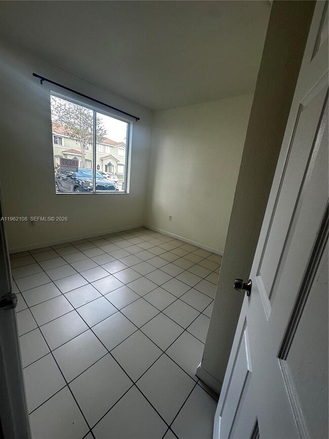 Building Photo - 2912 SE 15th Rd