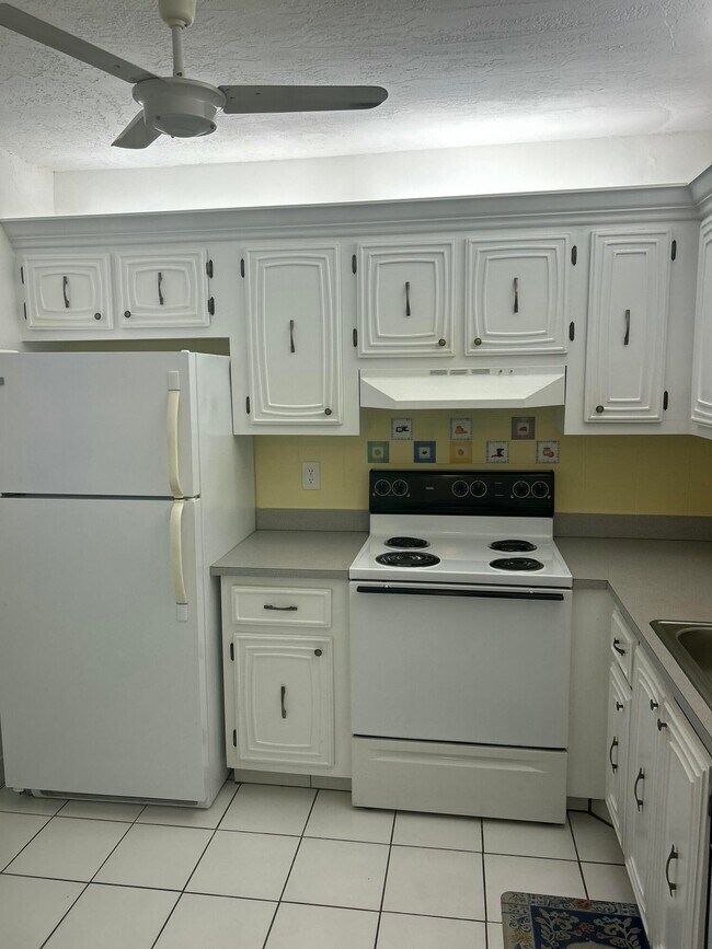 Building Photo - 2801 Somerset Dr