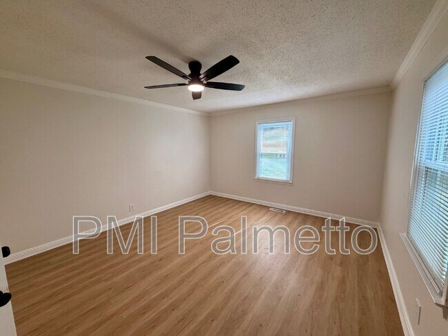 Building Photo - 725 Brooks Ave