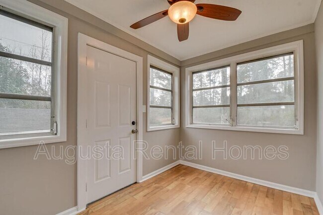 Building Photo - 1019 1/2 Bedford Drive