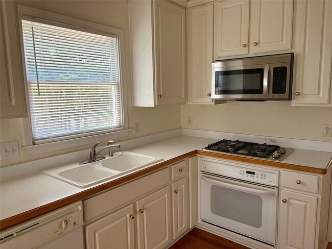 Building Photo - 3202 Oaktree Ct NW
