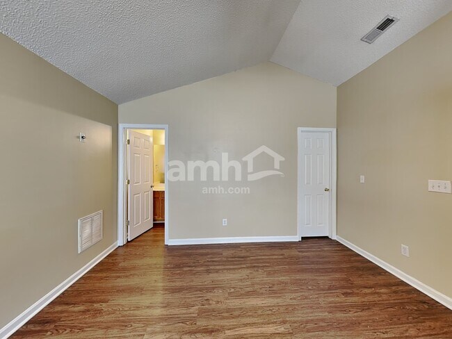 Building Photo - 3052 Teton Dr