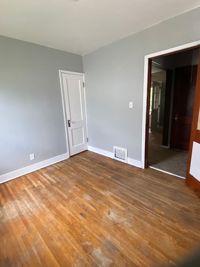 Building Photo - 624 Dundee Ave