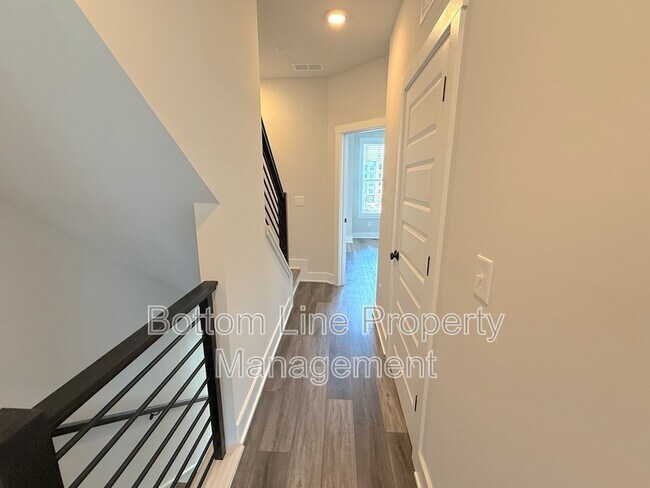Building Photo - 607 W Tremont Ave