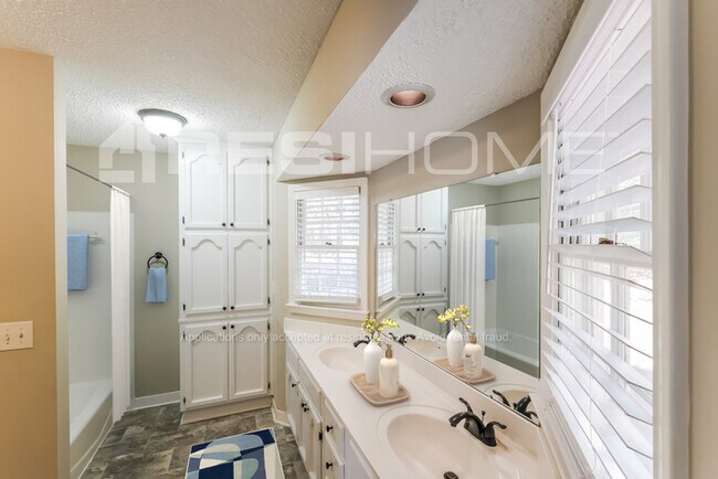 Building Photo - 1028 Independence Ct