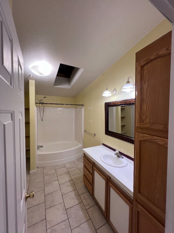 Building Photo - 916 4th St SE